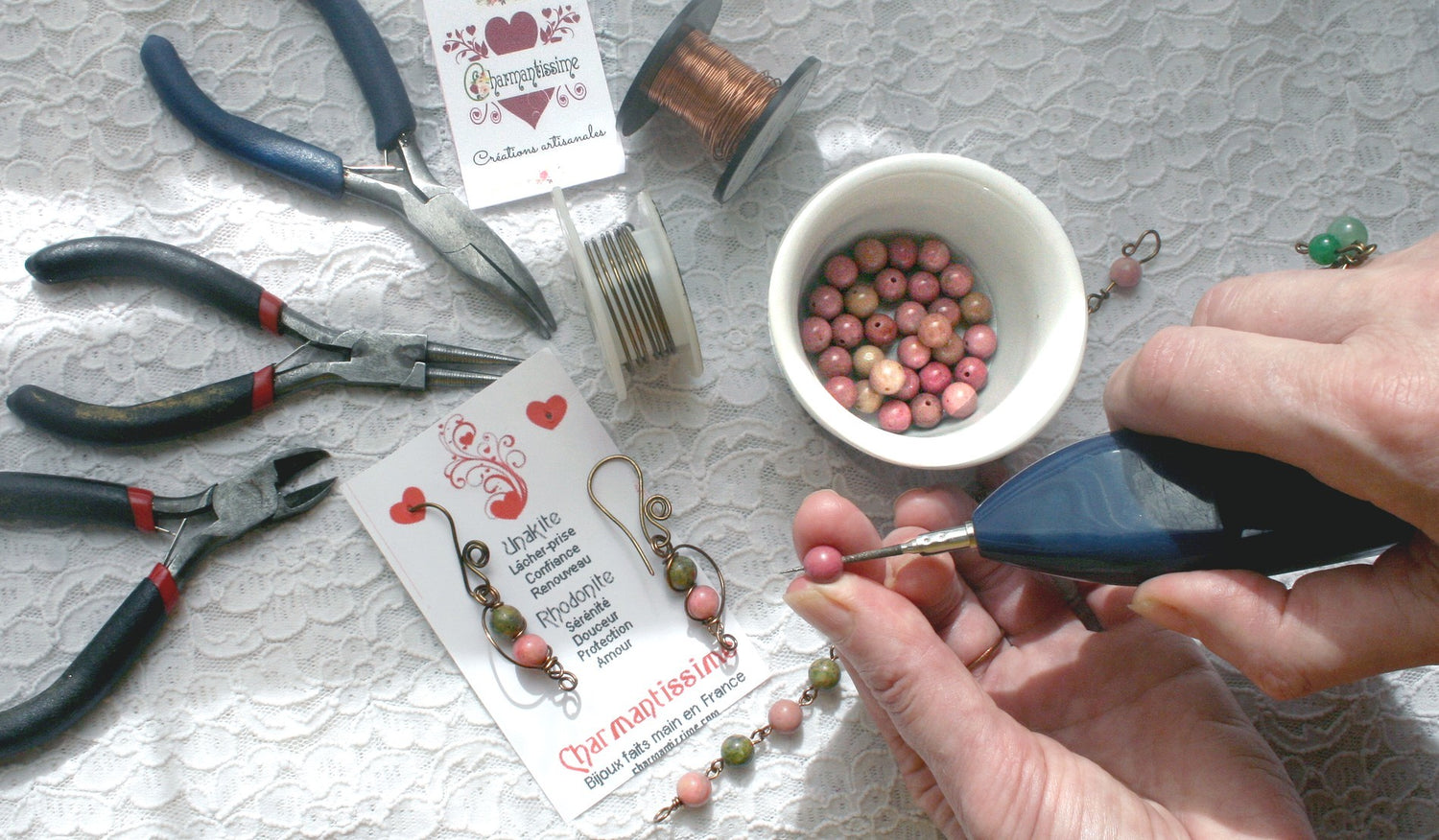 Bijoux fantaisies en pierres naturelles personnalisés sur mesure à l'atelier Charmantissime