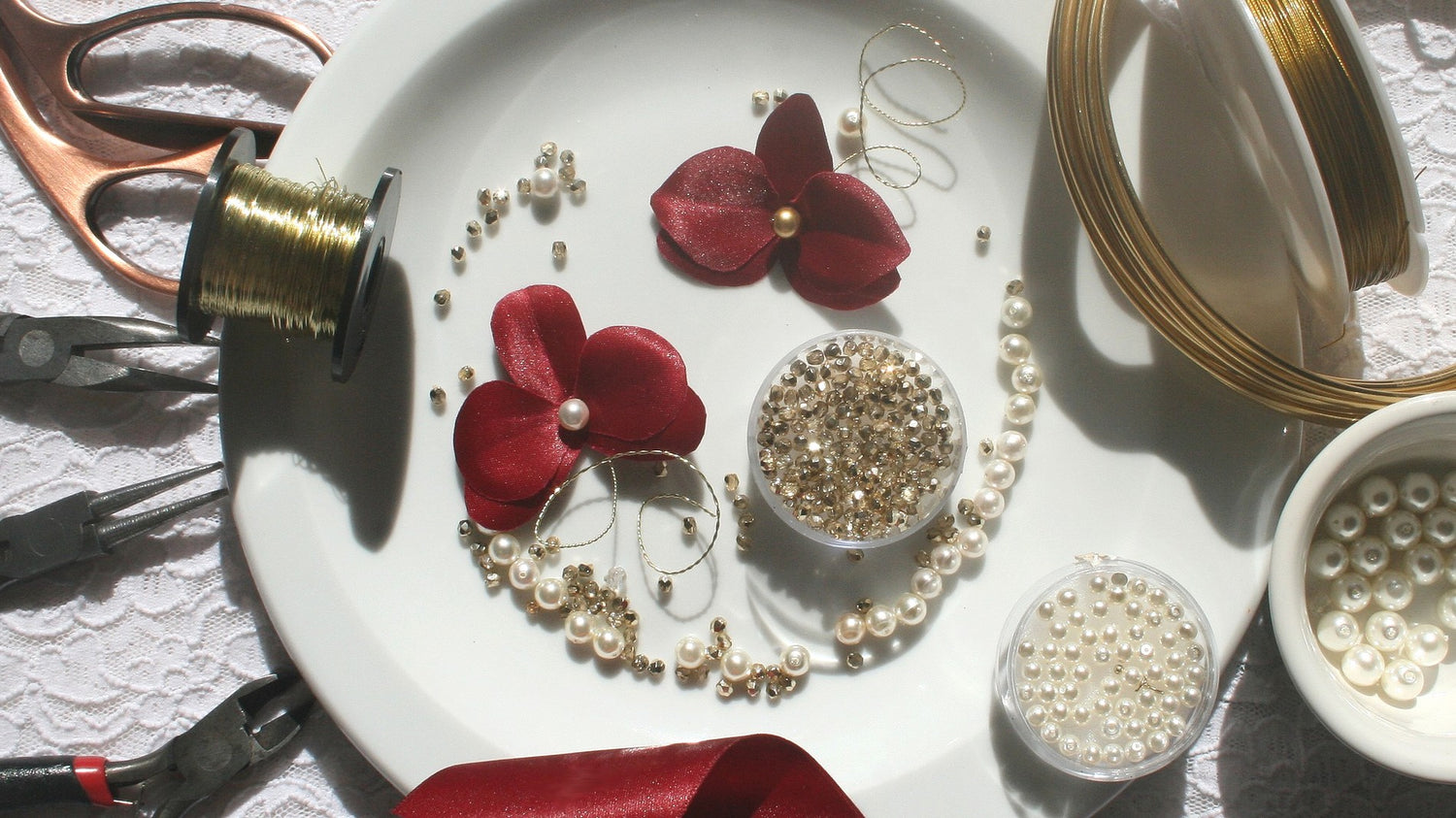 Création d'orchidées en satin pour la confection de bijoux de mariage sur mesure