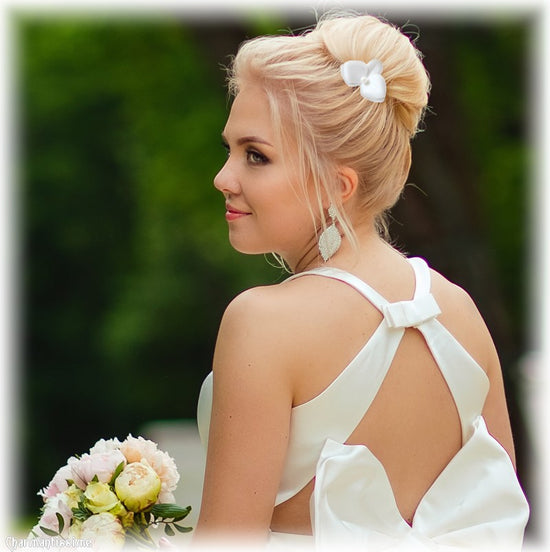 Bijou de cheveux Pic à chignon mariée avec fleur orchidée blanche pour mariage bohème chic