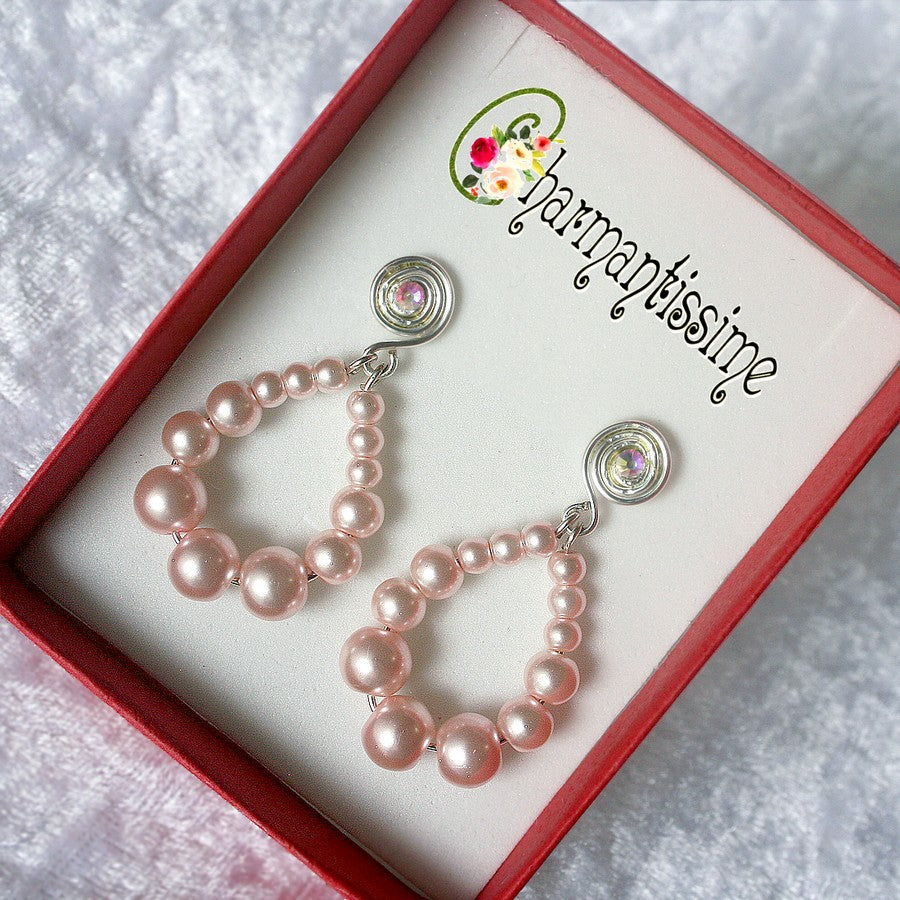 Boucles d'oreilles en perles nacrées rose poudré forme goutte créole de style vintage pour mariage et pour l'été