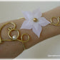 bracelet fleur blanche satin et organza sur coeur métal doré or