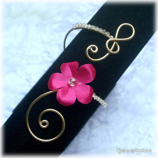 bracelet mariage fleur fuchsia, perles cristal sur fil alu doré or clé de sol