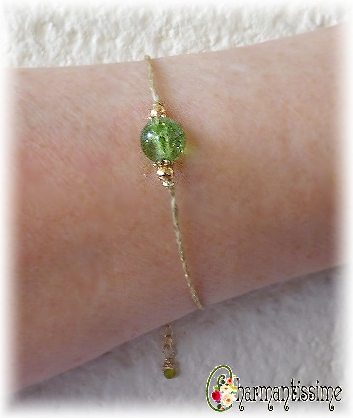 Bracelet péridot sur cordon fin doré pour femme.