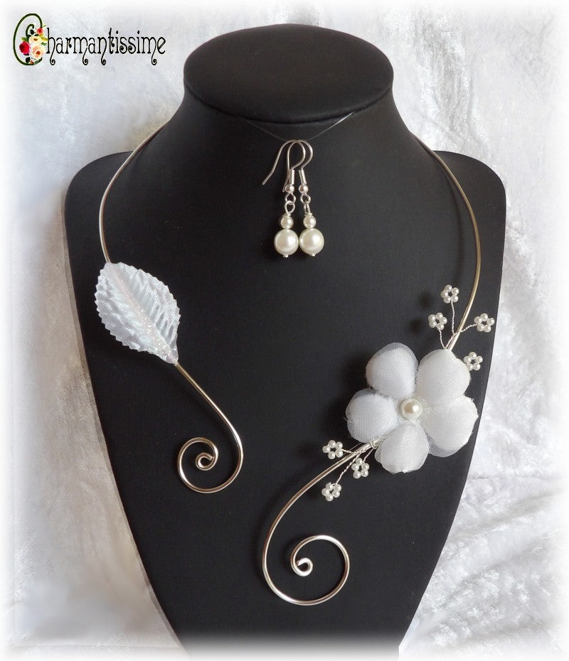 Collier mariage fleur cherry blossom cerisier blanc, feuille blanche et perles nacrées blanches. Collier moderne pour mariée bohême romantique.