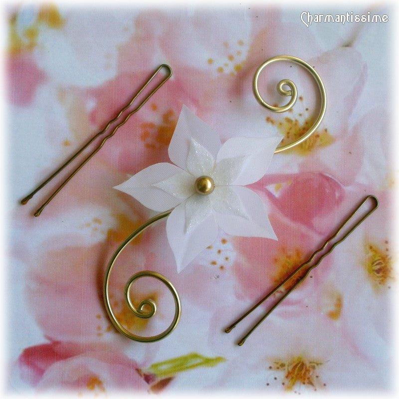 Pic chignon fleur blanche et or pour coiffure mariage