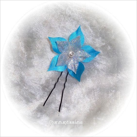 Fleur satin turquoise et blanc pour les cheveux