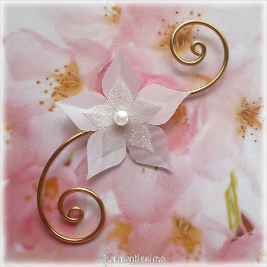 bijou pic à chignon avec fleur blanche sur spirale dorée pour mariage et fête