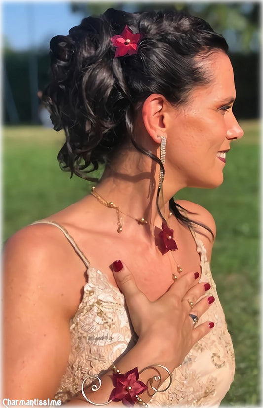 bijoux mariage boheme chic en bordeaux et doré avec collier fleur, bracelet fleur et bijou de cheveux fleur en satin