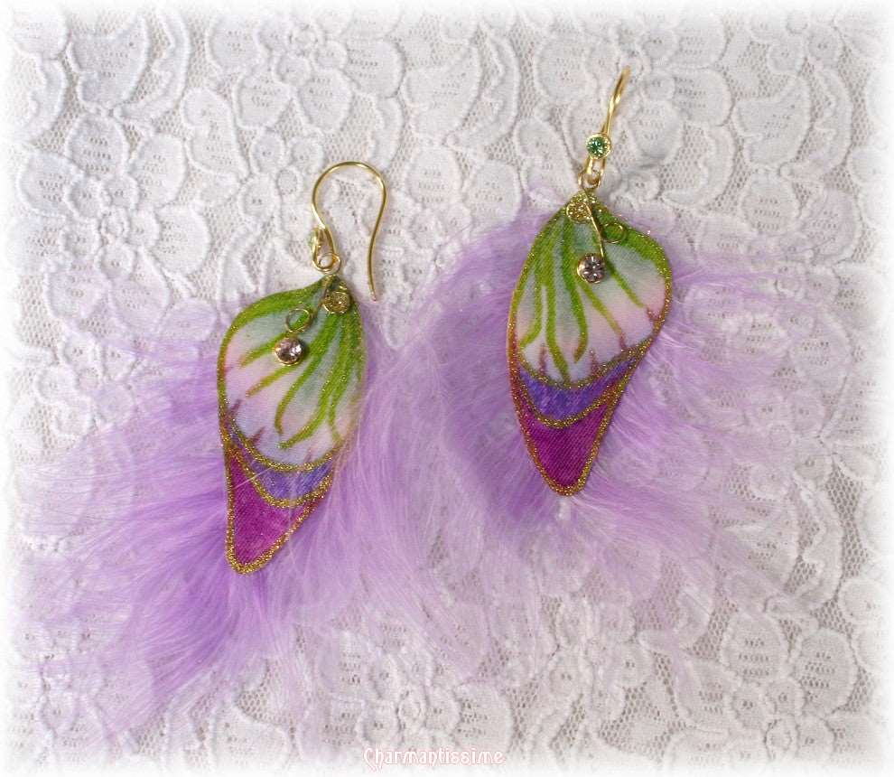 jolies boucles d'oreilles papillon satin, strass, plumes, violet, vert, doré, mauve