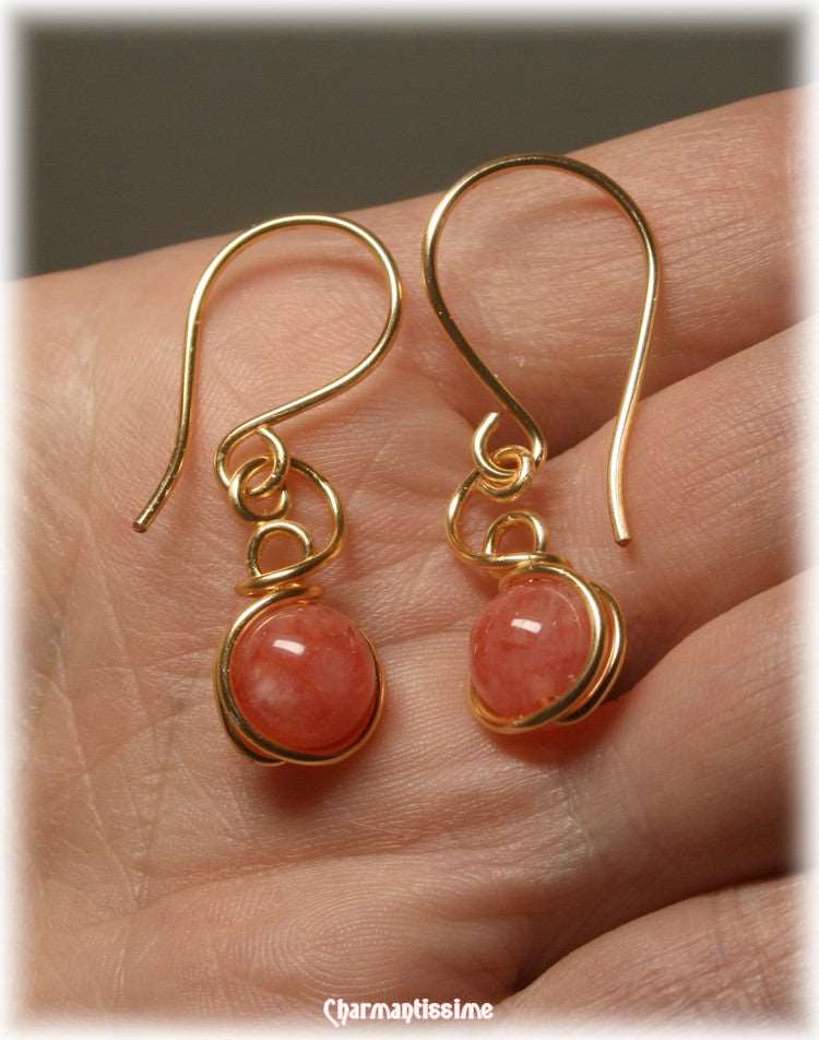 Boucles d'oreilles en volutes de laiton laiton doré à l'or fin 14kt, légères et aériennes de tendance elfique en perles de rhodochrosite rose corail.