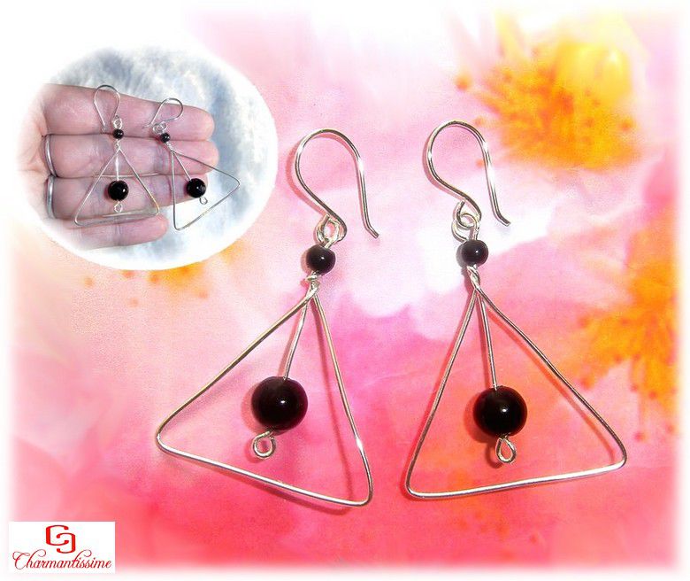 Boucles d'oreilles triangle plaqué-argent et perles noires pas cher minimaliste