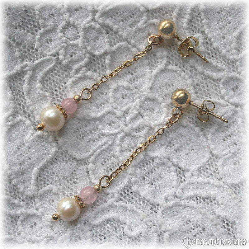 Boucles clous d'oreilles pendantes longues en pierres fines de calcédoine rose et perles d'eau douce ou perles nacrées blanches sur chaine fine acier plaqué or