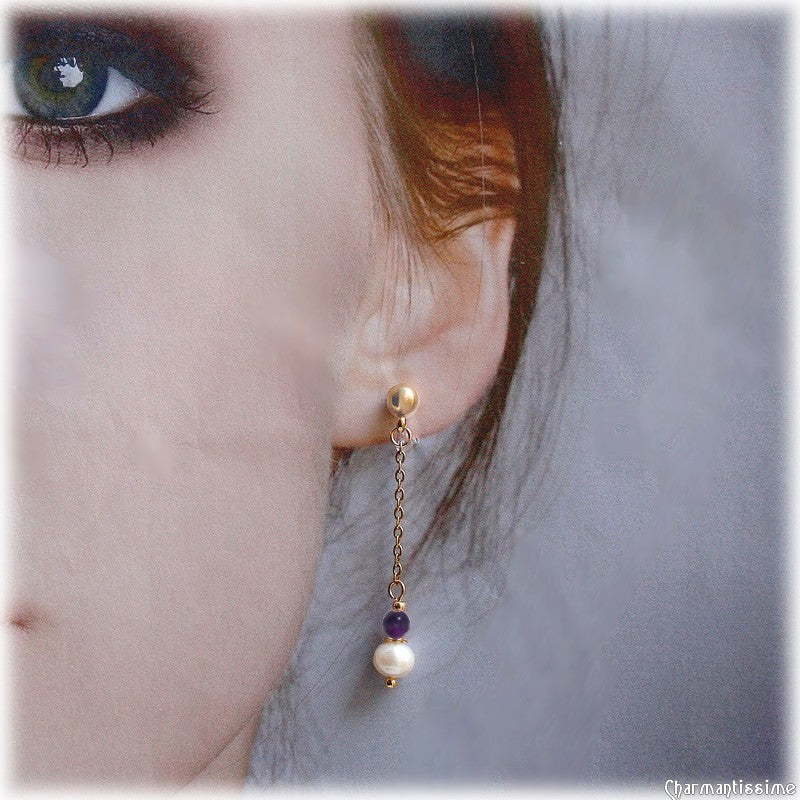 Longues boucles d'oreilles de mariée bohème-chic en perles d'eau douce et pierre améthyste violette sur clous d'oreilles et chaine fine en acier inoxydable or, de la marque Charmantissime