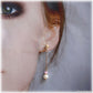 Longues boucles d'oreilles de mariée bohème-chic en perles d'eau douce et pierre calcédoine rose sur clous d'oreilles et chaine fine en acier inoxydable or, de la marque Charmantissime