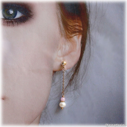 Longues boucles d'oreilles de mariée bohème-chic en perles d'eau douce et pierre calcédoine rose sur clous d'oreilles et chaine fine en acier inoxydable or, de la marque Charmantissime