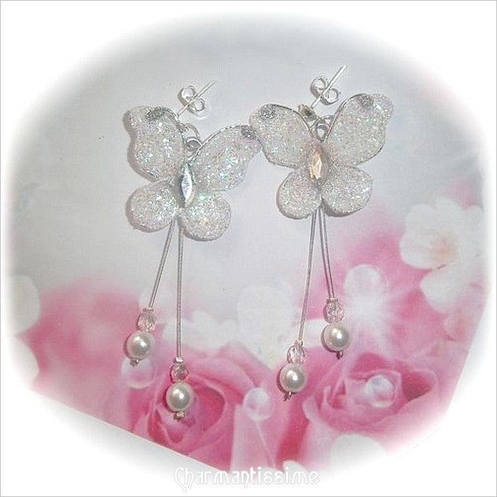 Boucles d'oreilles mariage papillons blancs et perles cristal nacrées blanches sur clous argent