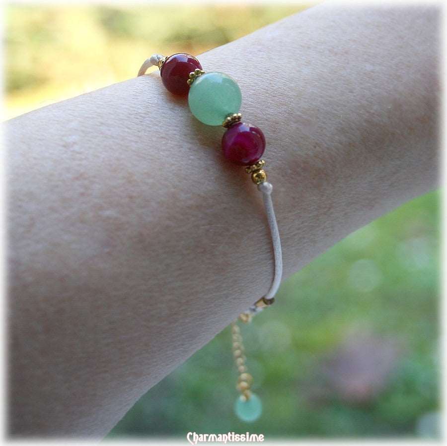 Bracelet baroque romantique raffiné, tendance boho-chic en perles d'aventurine, d'agate rose fuschia et perles dorées or. Charmant bijou monté sur cordon fin beige ajustable avec chainette en plaqué or. Cadeau original pour une femme aimant le fuchsia et le vert. Bijou fait main de qualité, livré en pochette cadeau.