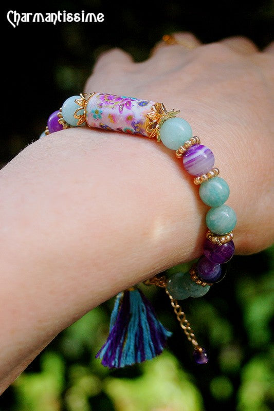 Joli bracelet femme boho-chic avec pierres d'agate violette et d'amazonite turquoise avec fleur et pompon et perles dorées à l'or fin