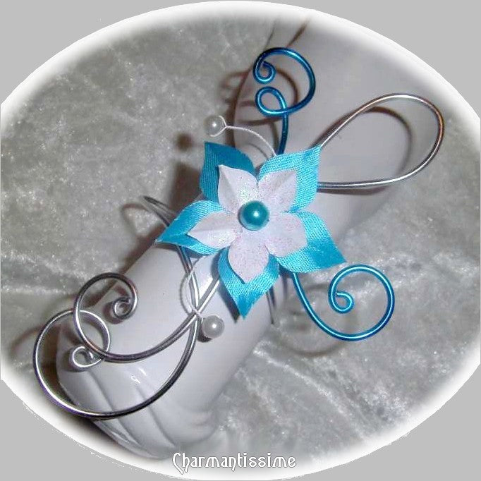 bracelet de mariage champêtre romantique "Sabrina" avec fleur turquoise et blanche en satin de soie sur clé de sol en métal couleur argent et turquoise