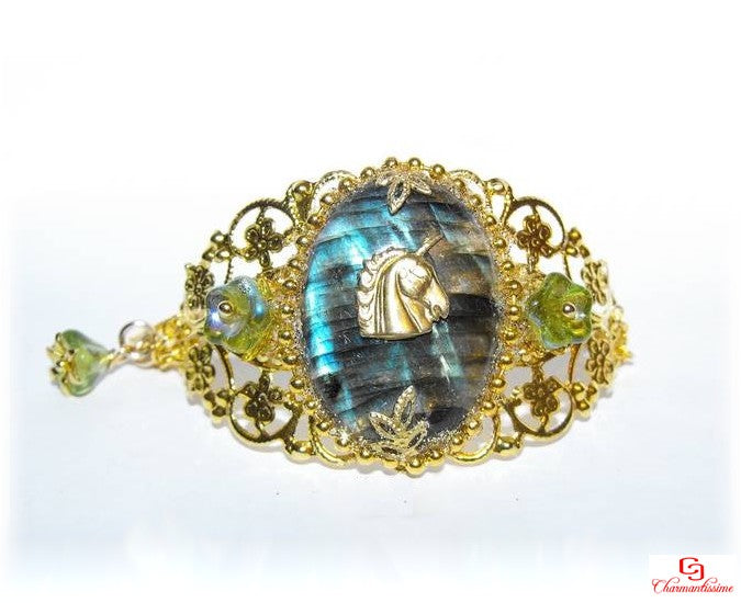 Bracelet femme onirique avec licorne dorée sur labradorite verte