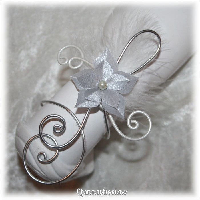 bracelet mariage original personnalisé avec fleur gris argent sur fil alu argent et nacre sur clé de sol en volutes