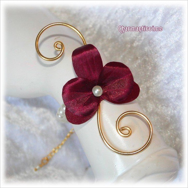 Bracelet mariage petite fleur orchidée bordeaux en satin et perles nacrées ivoires sur volutes d'alu doré pour mariée bohème chic "Anaïs"