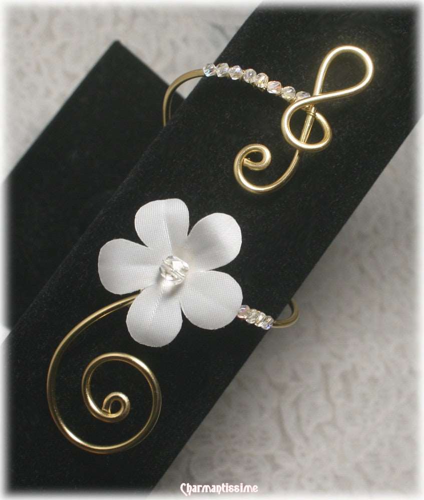 Bracelet de mariage original et bohème chic avec fleur de cerisier blanche en satin (esprit fleur de sakura) et perles cristal sur fil aluminium souple ou laiton doré or ou argent avec volute en forme de Clé de sol.