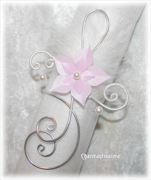bracelet mariage original personnalisé avec fleur rose pale sur fil alu argent et nacre sur clé de sol en volutes et plume