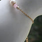 bracelet fin en pierres semi-précieuses (calcédoine rose) et perle d'eau douce ou perle nacrée blanche sur mesure pour mariage et fêtes