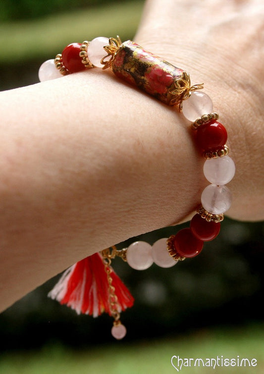 Bracelet poétique rouge, rose et or avec pompon japonisant de la marque Charmantissime