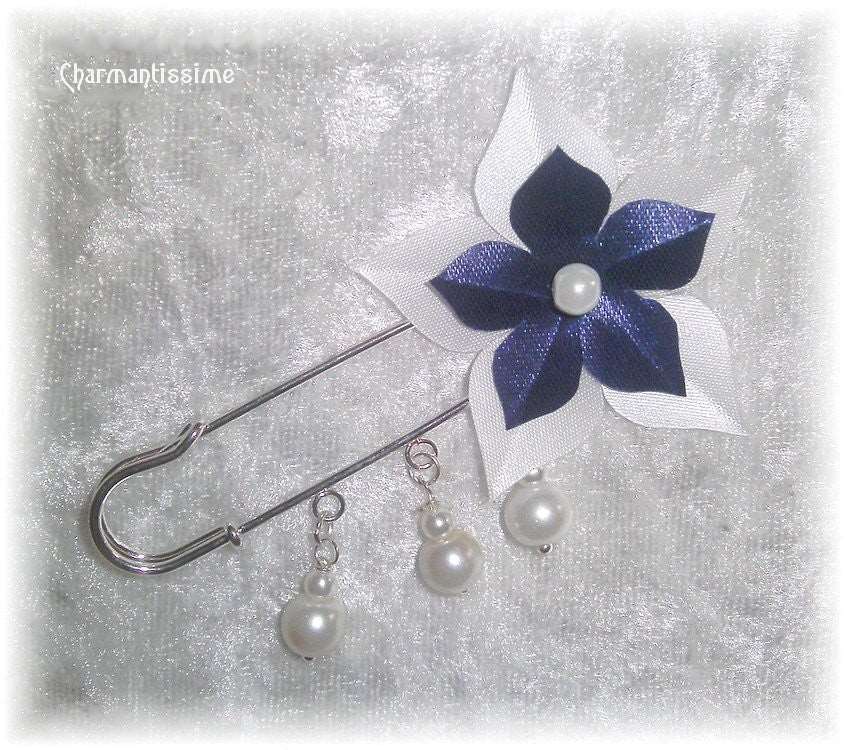 broche attache-traine mariage fleur bleu marine et blanche + perles blanches