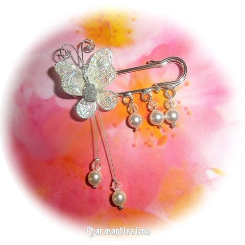 Broche attache-traîne de mariée avec papillon ivoire et perles nacrées ivoires et perles cristal de bohême