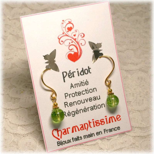 Boucles d'oreilles en laiton doré à l'or fin 14kt, légères et aériennes de tendance elfique en perles de péridot vert anis. Le péridot est la pierre de l'amitié, de la régénération et du renouveau. Bijoux de créateur chics et originaux livrés en pochette cadeau avec la signification de la pierre.