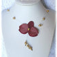 Collier fleur orchidée de mariage personnalisé sur mesure en satin bordeaux et perles nacrées dorées or sur fil nylon, de la marque Charmantissime