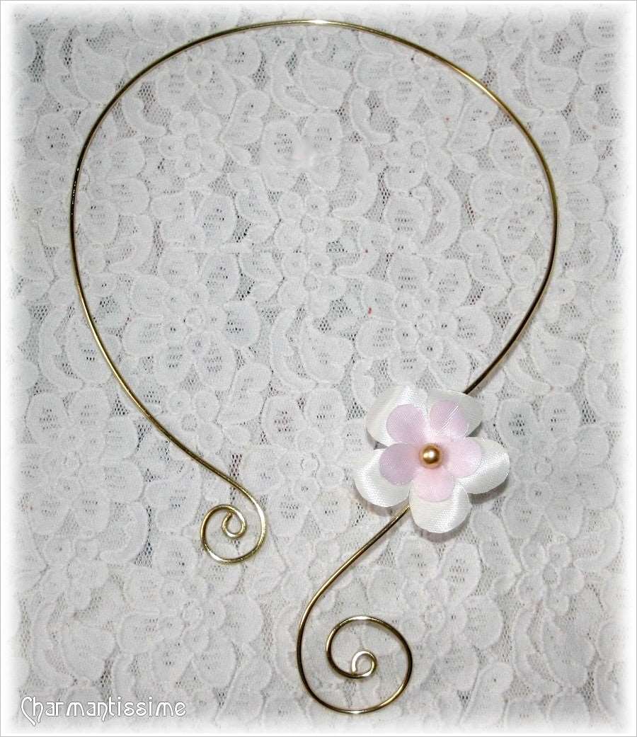 collier mariage minimaliste fleur cerisier rose poudré et ivoire doré or sakura