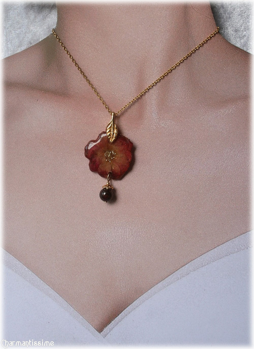 Collier avec fleur naturelle résinée bordeaux et or pour mariée bohème