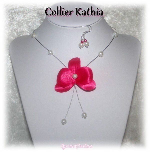 Collier mariage petite fleur orchidée fuchsia en satin et perles nacrées blanches sur fil cablé argent pour mariée bohème chic