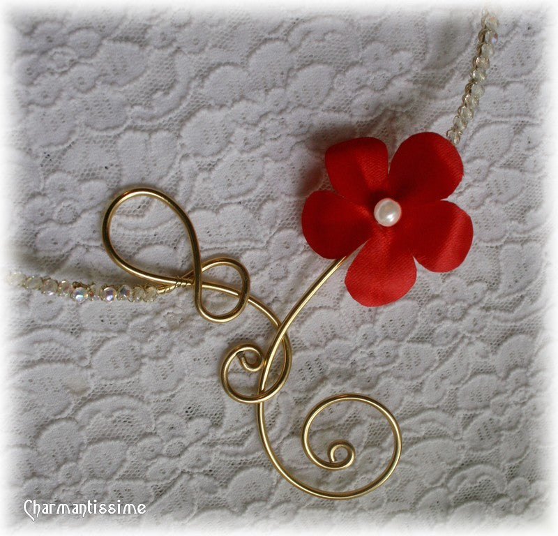 Collier mariage fleur rouge et blanche sur volutes clé de sol dorée or pour un mariage romantique moderne de mariée mélomane chanteuse musicienne (mariage thème musique)