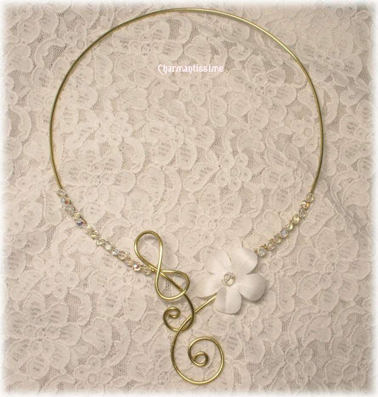 Collier de mariage original et bohème chic avec fleur de cerisier blanche en satin (esprit fleur de sakura) et perles cristal sur fil de laiton doré or ou argent avec volute en forme de Clé de sol.