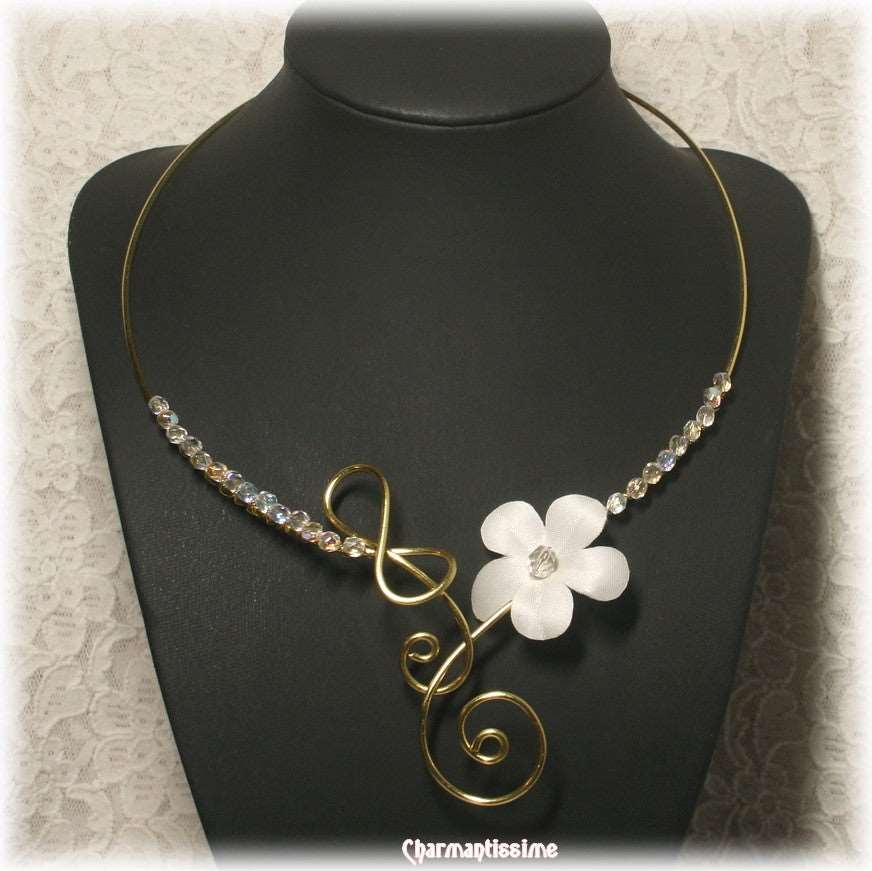 Collier de mariage original et bohème chic avec fleur de cerisier blanche en satin (esprit fleur de sakura) et perles cristal sur fil de laiton doré or ou argent avec volute en forme de Clé de sol.