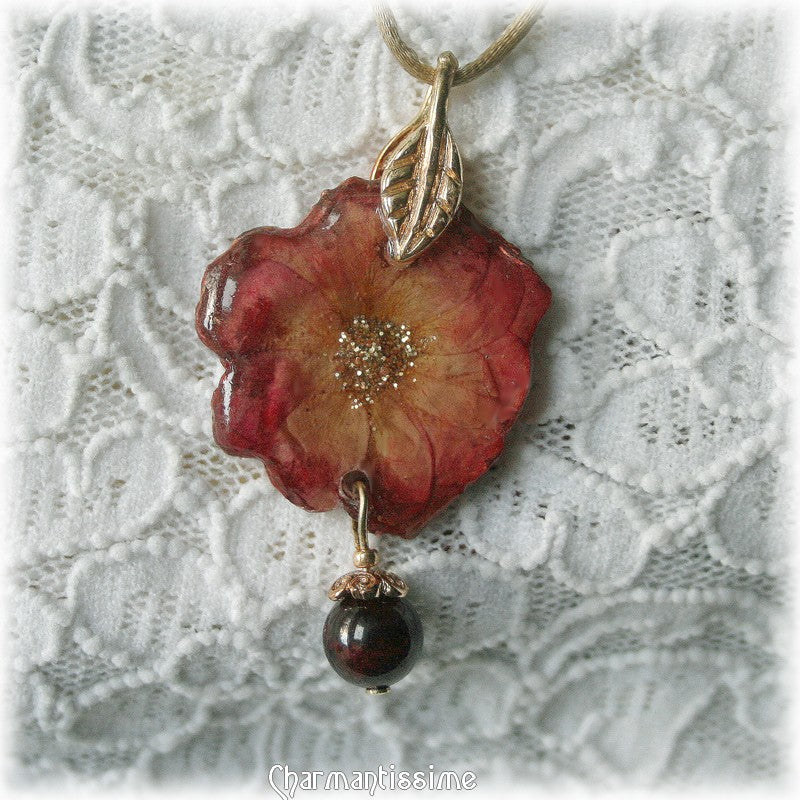 Collier pendentif fleur naturelle résinée bordeaux et grenat véritable sur or