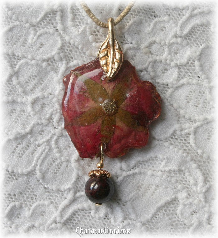 pendentif fleur naturelle séchée en résine bordeaux avec breloque pampille en perle de grenat véritable et dorée à l'or fin