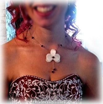 Collier mariage petite fleur orchidée ivoire et perles bordeaux nacrées pour mariée bohème chic