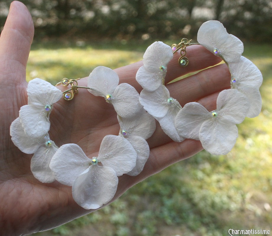 Grandes créoles florales blanc et or pour mariage bohème champêtre et fêtes