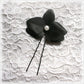 Epingle à cheveux fleur d'orchidée noire en satin et perle blanche pour chignon. Bijou de tête floral pour cérémonie et soirée.