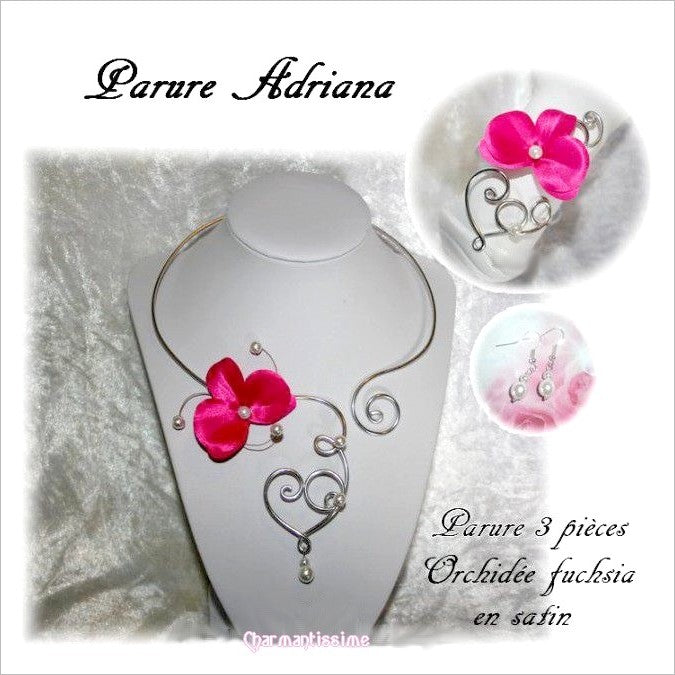 Parure de mariage bohème-chic florale originale "Adriana" avec petites fleurs d'orchidée fuchsia en satin, sur coeur en volutes or ou argent, composée du collier et du bracelet