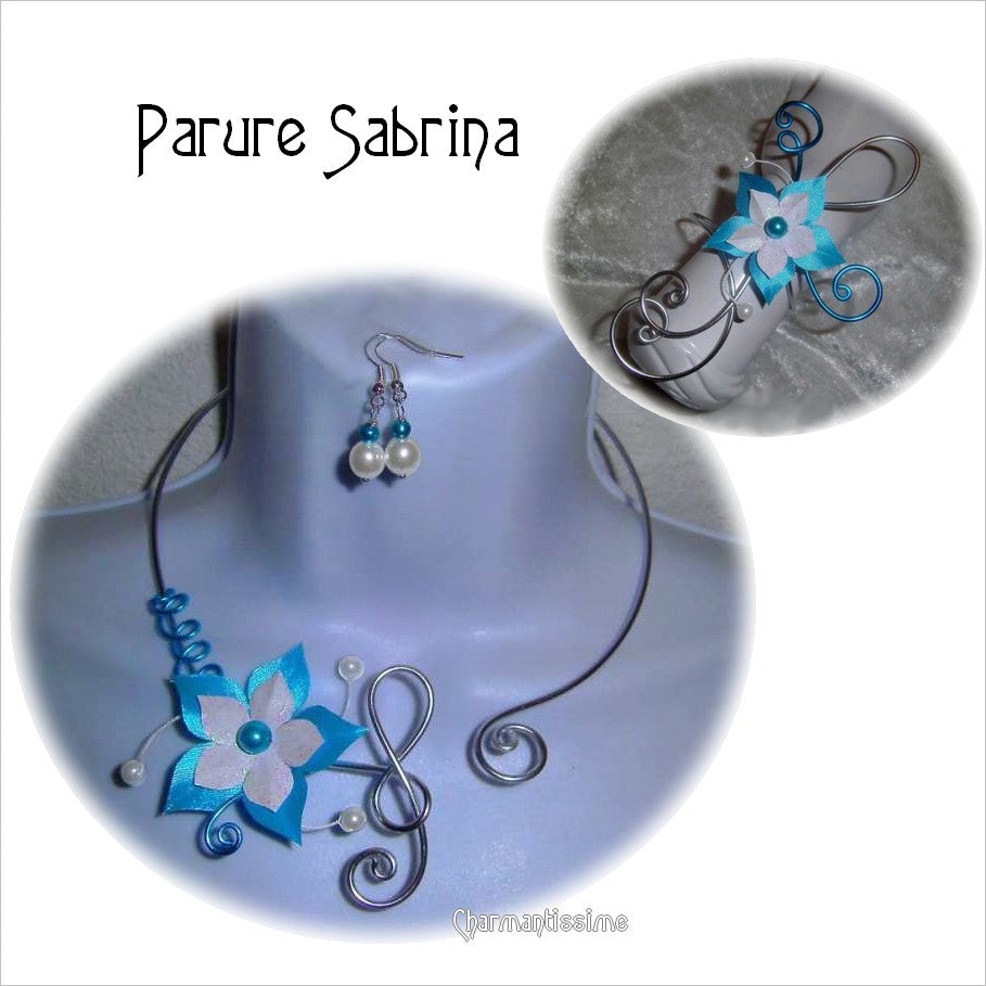 parure de mariage champêtre romantique "Sabrina" avec fleurs turquoises et blanches en satin de soie sur clé de sol en métal couleur argent et turquoise