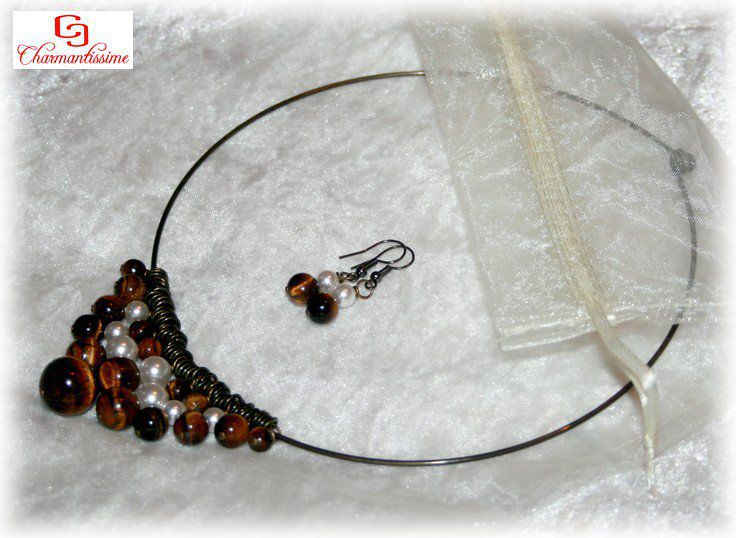 Parure collier plastron triangle boules Oeil de tigre & perles nacrées ivoires et pochon organza