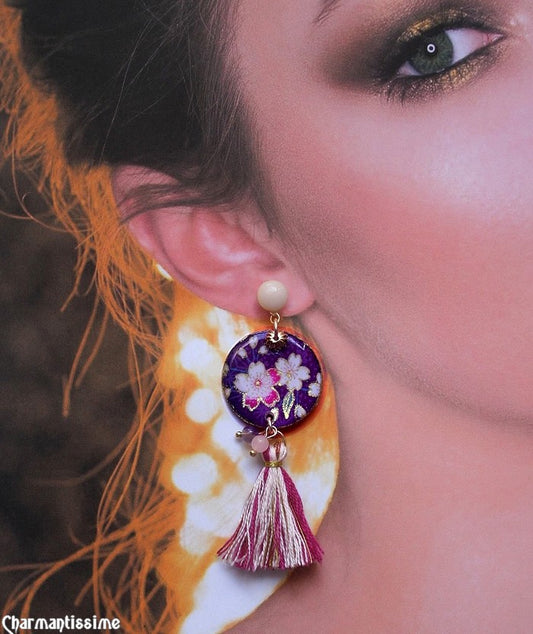 Pendants d'oreilles cabochon fleur de sakura du Japon et pompon boho-chic de style glamour chic romantique