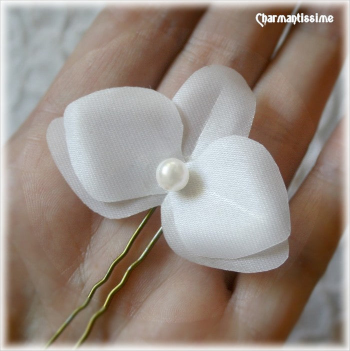 Epingle à cheveux fleur d'orchidée blanche en satin pour chignon de mariée ou de communiante
